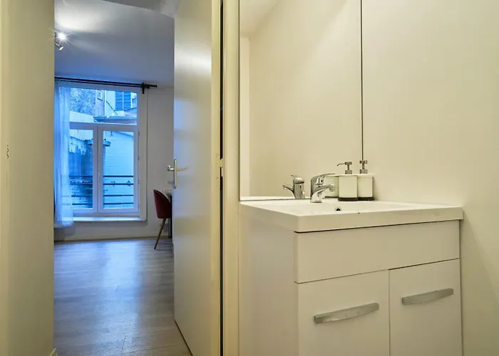 Fully-equipped Next To Flandres Apartment *